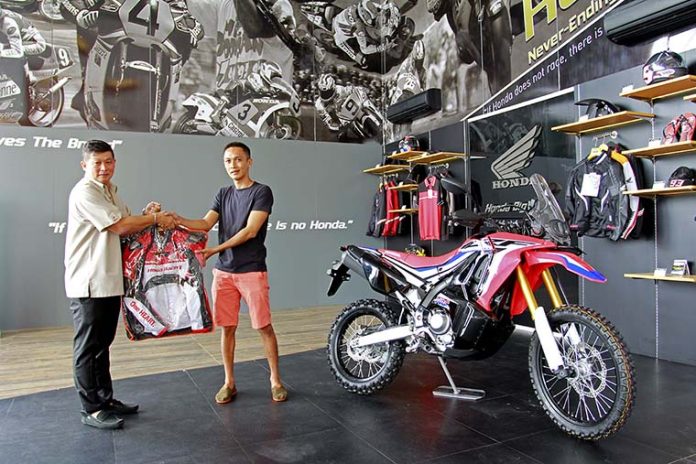 Penyerahan Jaket On Road kepada konsumen pertama CRF250Rally