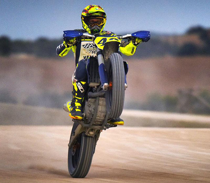 Rossi aktif menaiki dirt bike