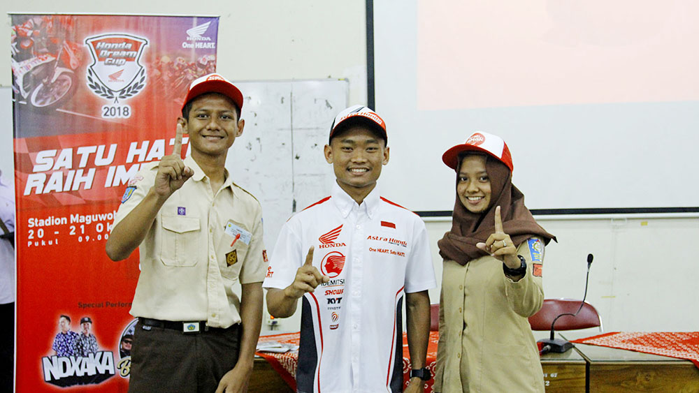 Pembalap AHRT, Rheza Danica Ahrenz foto bersama beberapa SMK Negeri 2 Jetis