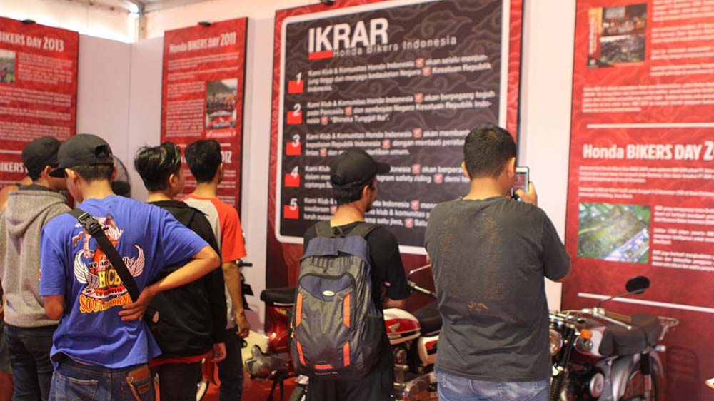 Bikers membaca sejarah perjalanan HBD menuju 1 dekade